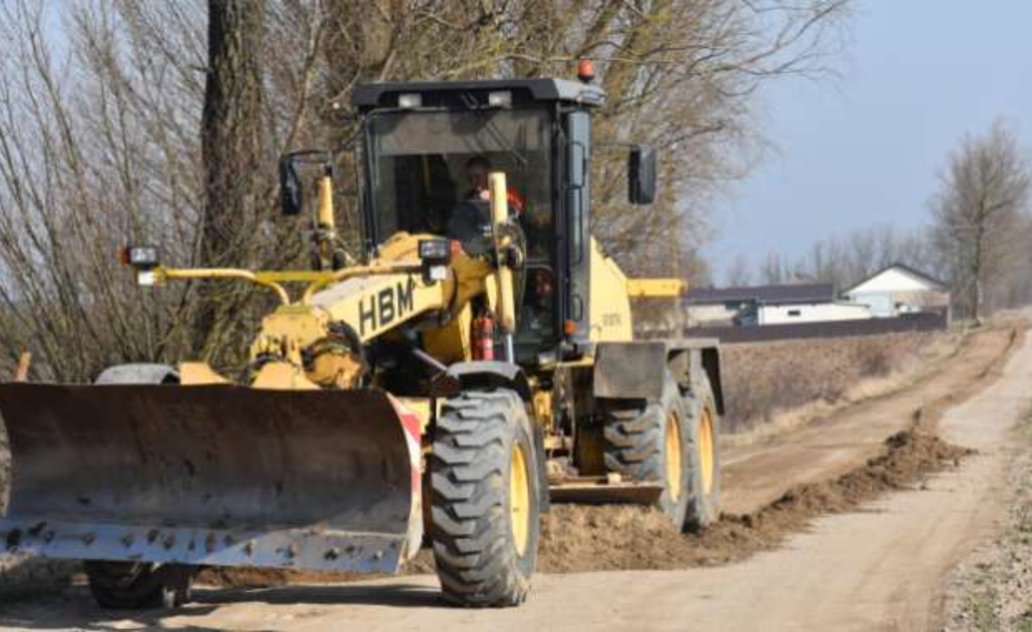 Žvyrkeliuose jau darbuojasi greideriai 