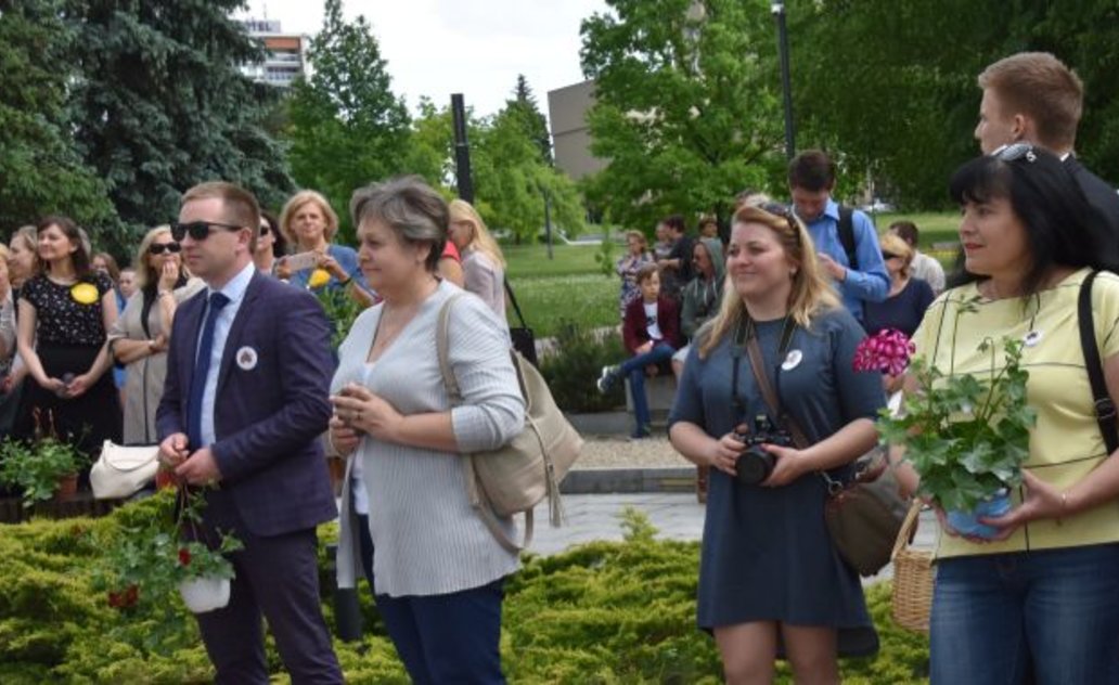 Marijampoliečiai „Žydinčio tilto" akcijoje papuošė savo miesto tiltą!