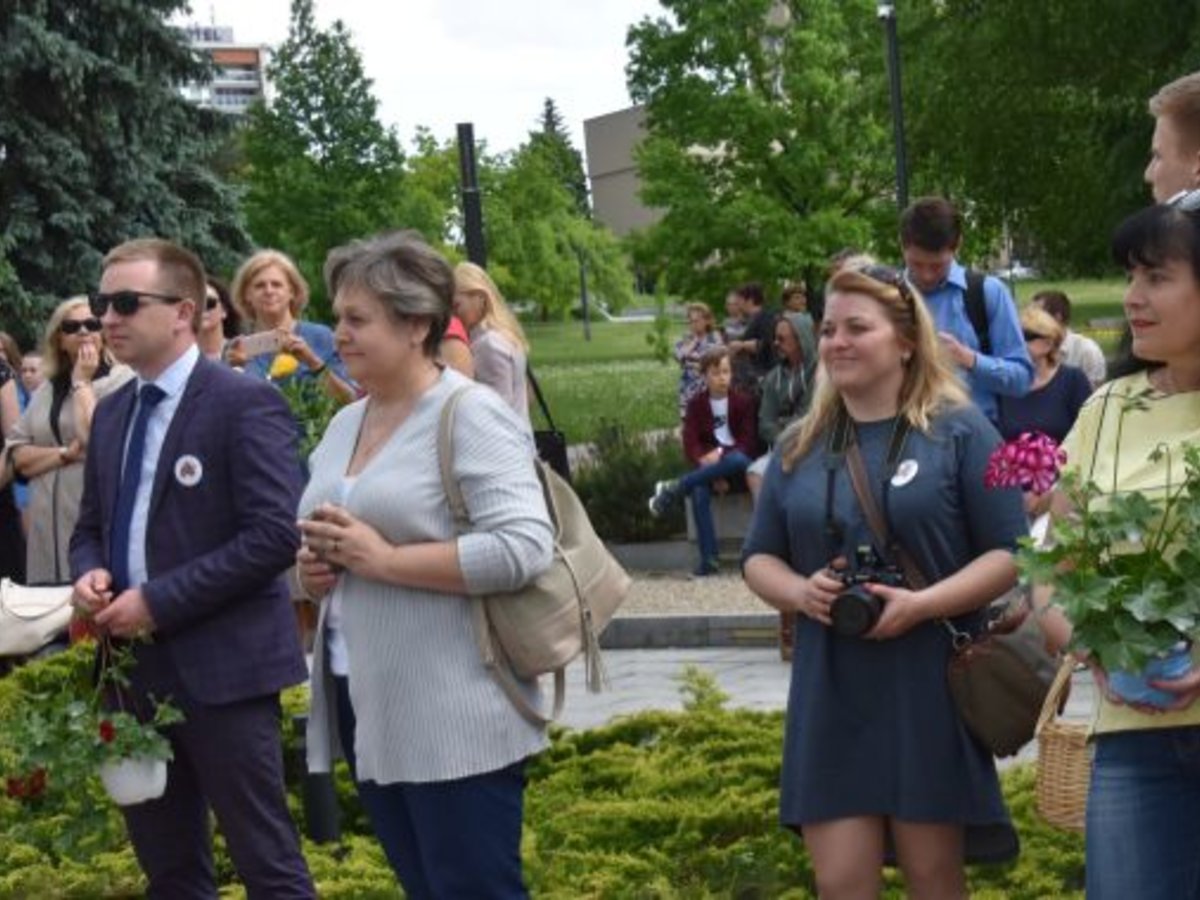 Marijampoliečiai „Žydinčio tilto" akcijoje papuošė savo miesto tiltą!