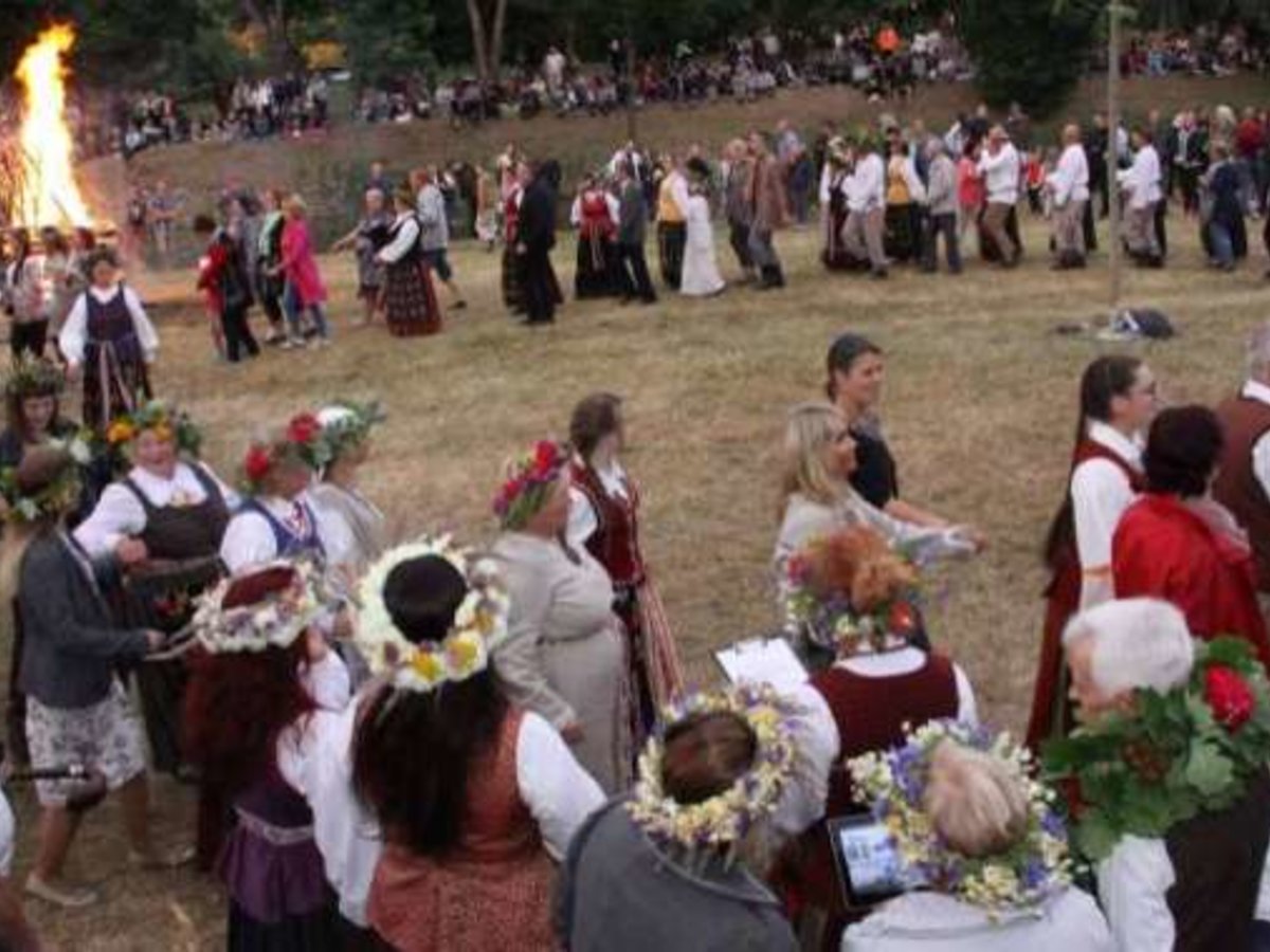 Joninės Marijampolėje - su papročiais ir dainomis