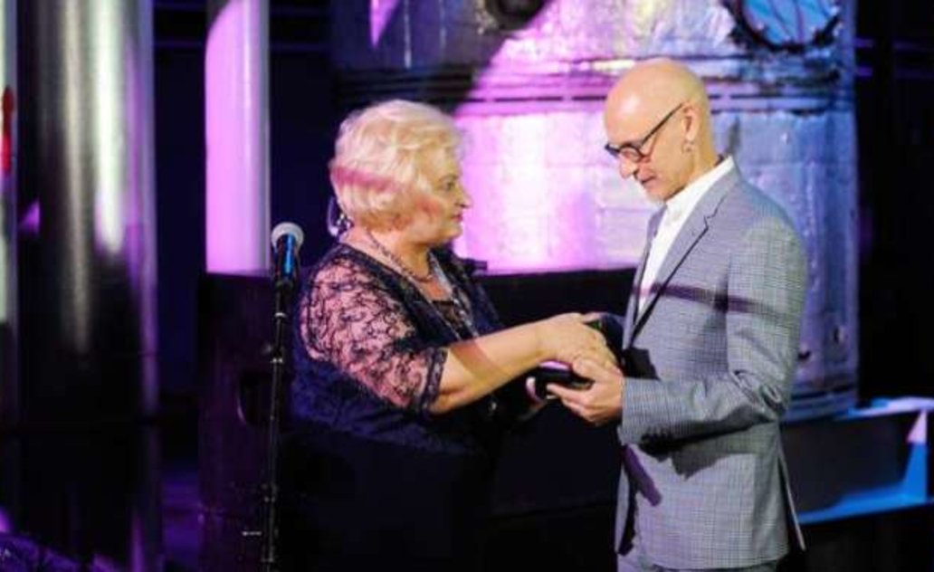  „Malonny 5“ atidarytas unikaliu meno performansu: Ray Bartkus apdovanotas Šv.Jurgio,...