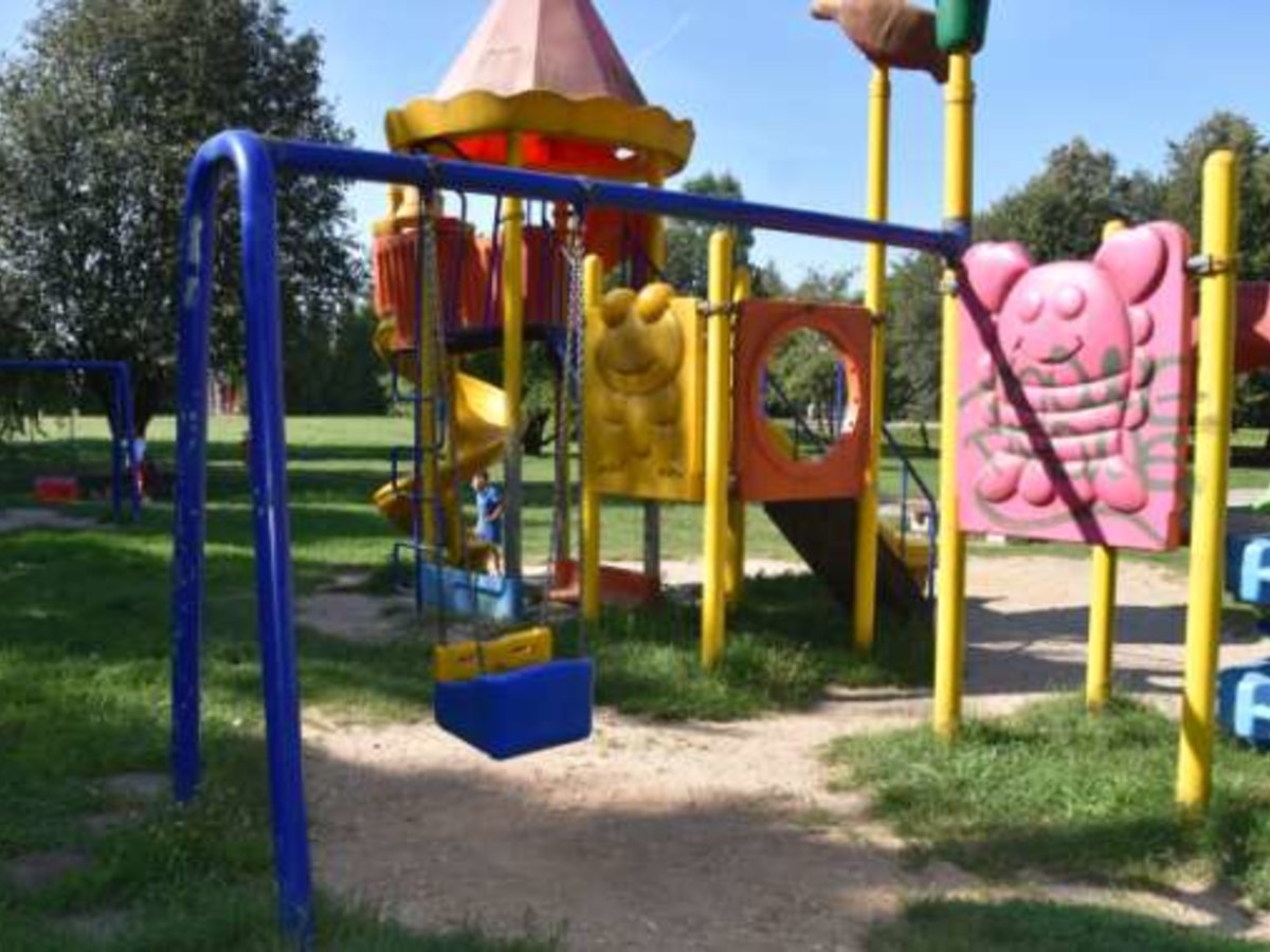Susirūpinta mažųjų gyventojų saugumu – tvarkomos žaidimų aikštelės