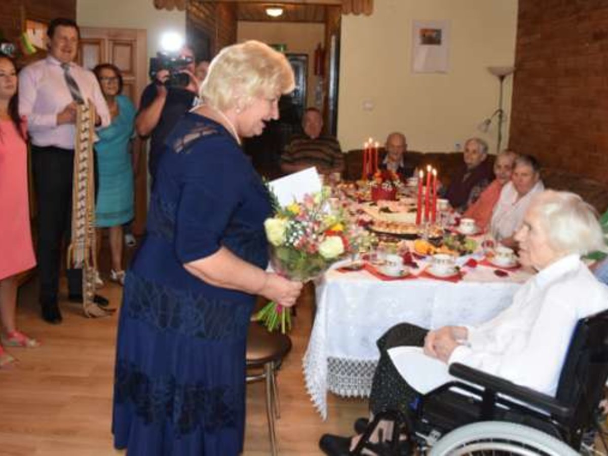 Marijampolės savivaldybės merė pasveikino šimtametę