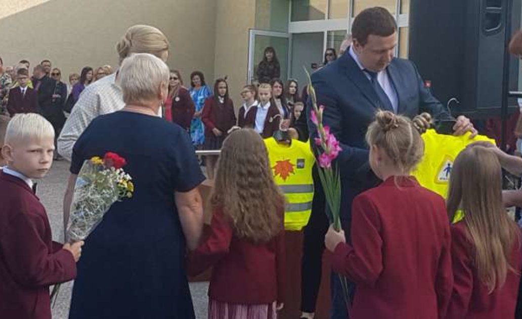 Savivaldybės pradinukams – „Lietuvos draudimo“ šviesą atspindinčios liemenės saugioms išvykoms
