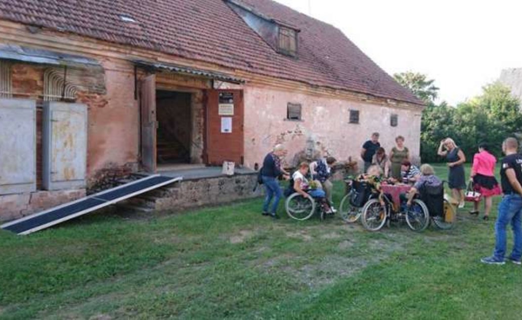 Marijampolės savivaldybės I grupės neįgaliųjų draugijos nariai apsilankė Kvietiškio dvare      