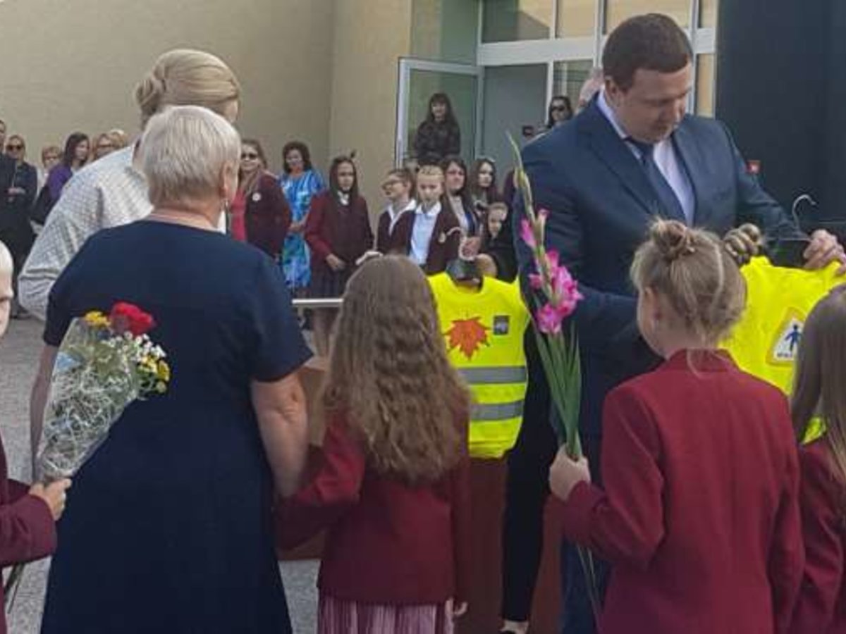 Savivaldybės pradinukams – „Lietuvos draudimo“ šviesą atspindinčios liemenės saugioms išvykoms
