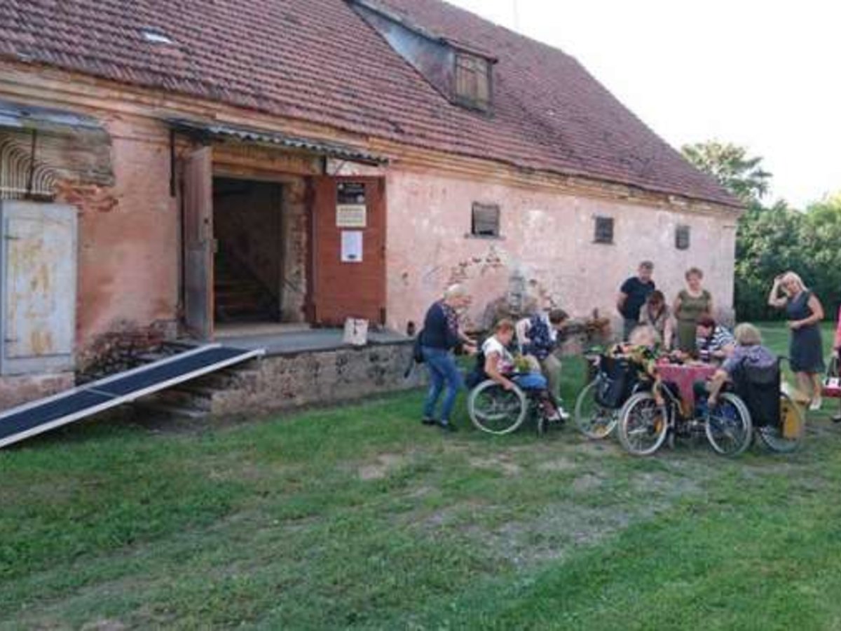 Marijampolės savivaldybės I grupės neįgaliųjų draugijos nariai apsilankė Kvietiškio dvare      