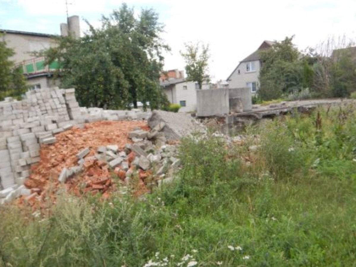 Apleistų sklypų savininkai prisišaukia administracinę atsakomybę