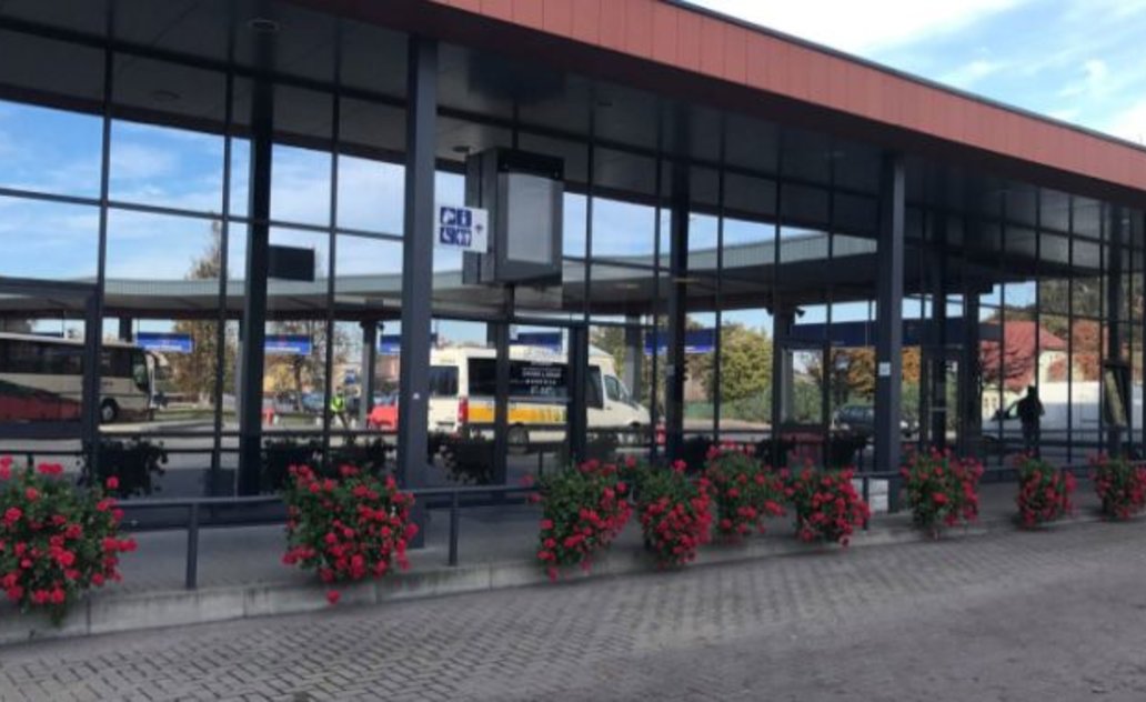 Keleivius sutinka ir išlydi puošni ir atsinaujinusi autobusų stotis