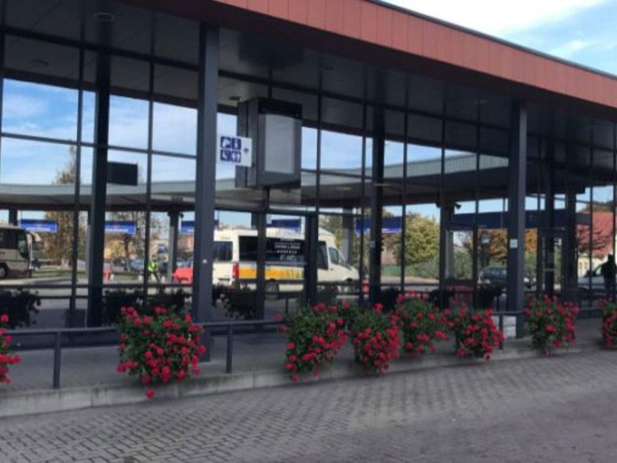 Keleivius sutinka ir išlydi puošni ir atsinaujinusi autobusų stotis