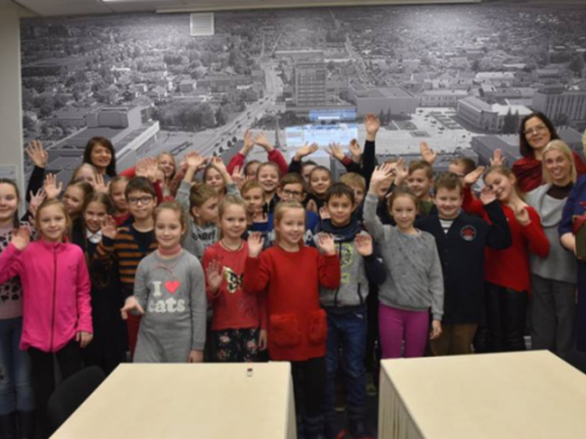 Šiandien Marijampolės savivaldybės administracijoje klegėjo vaikų šurmulys