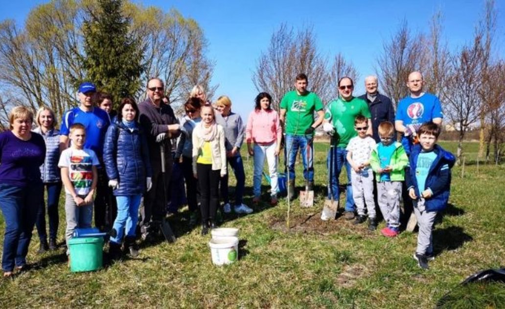 Prokuratūros bendruomenė tęsia „Santarvės“ parko pušyno kūrimą