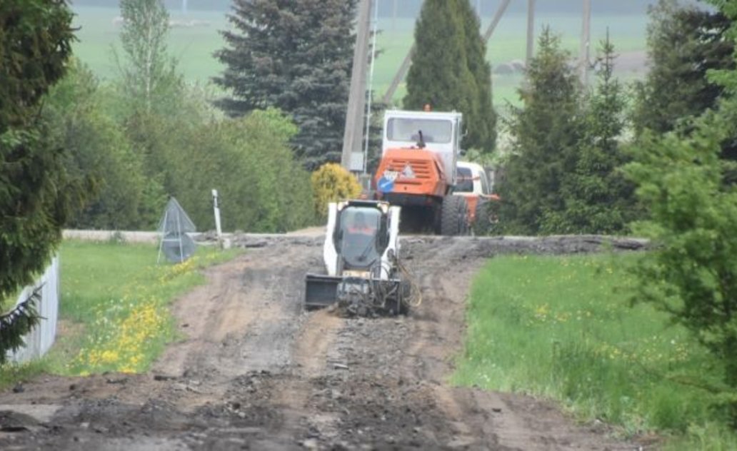 Kaimiškosiose vietovėse vyksta asfaltavimo darbai