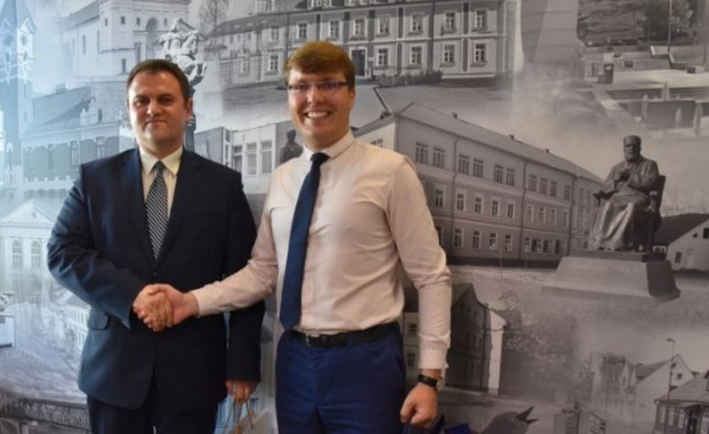 Rumunijos ambasadoriaus vizitas Marijampolėje: susitikimas savivaldybėje ir parodos atidarymas