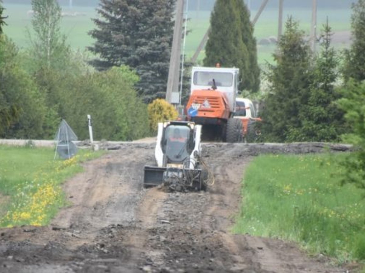 Kaimiškosiose vietovėse vyksta asfaltavimo darbai