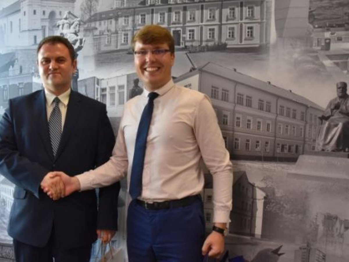 Rumunijos ambasadoriaus vizitas Marijampolėje: susitikimas savivaldybėje ir parodos atidarymas