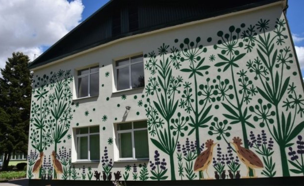 Meniškas gamtos žaismas nuspalvino Marijampolės lopšelio-darželio „Rūta“ sienas