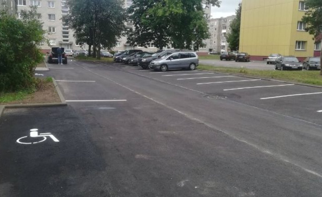 Dar vieno Marijampolės daugiabučio gyventojai džiaugiasi rekonstruota automobilių stovėjimo aikštele