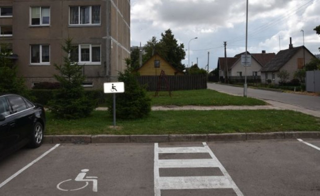 Daugiau automobilių stovėjimo vietų neįgaliesiems