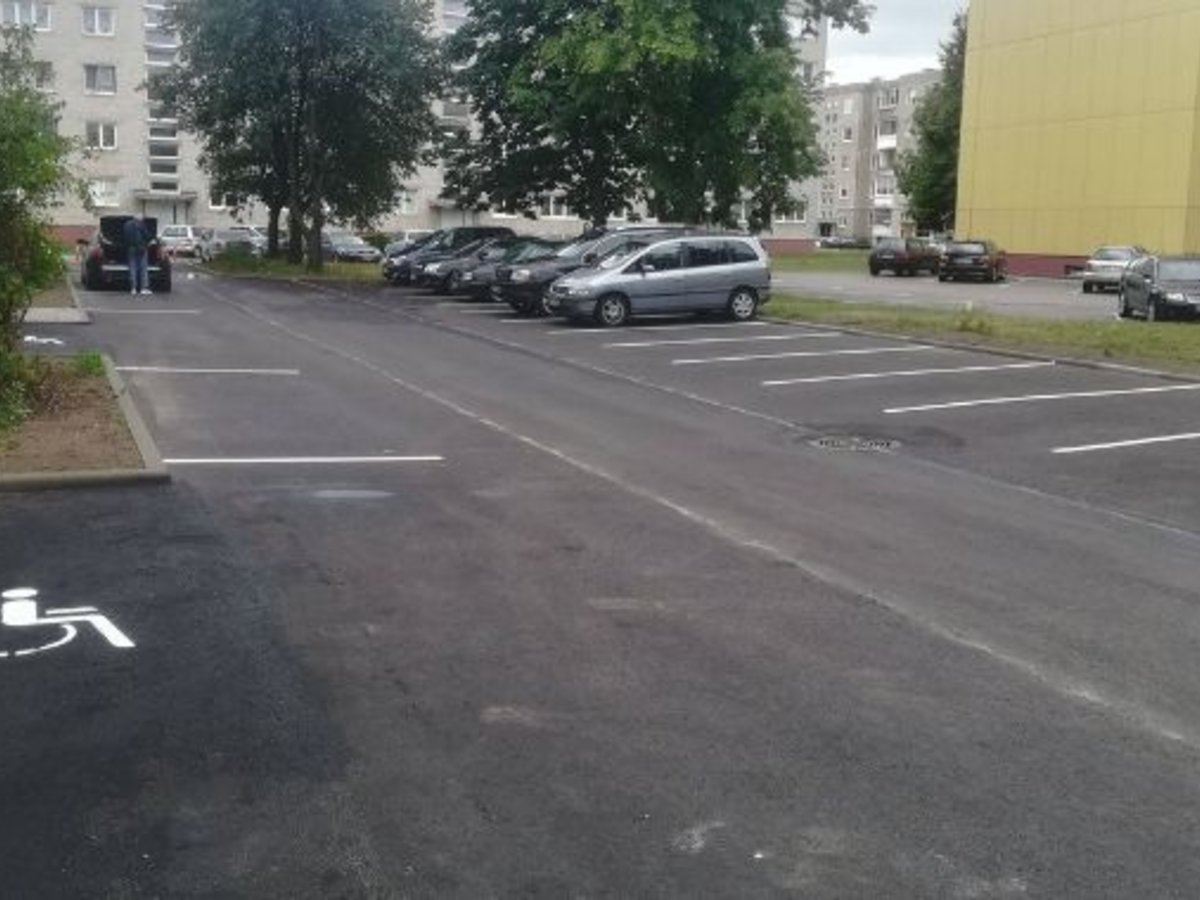 Dar vieno Marijampolės daugiabučio gyventojai džiaugiasi rekonstruota automobilių stovėjimo aikštele