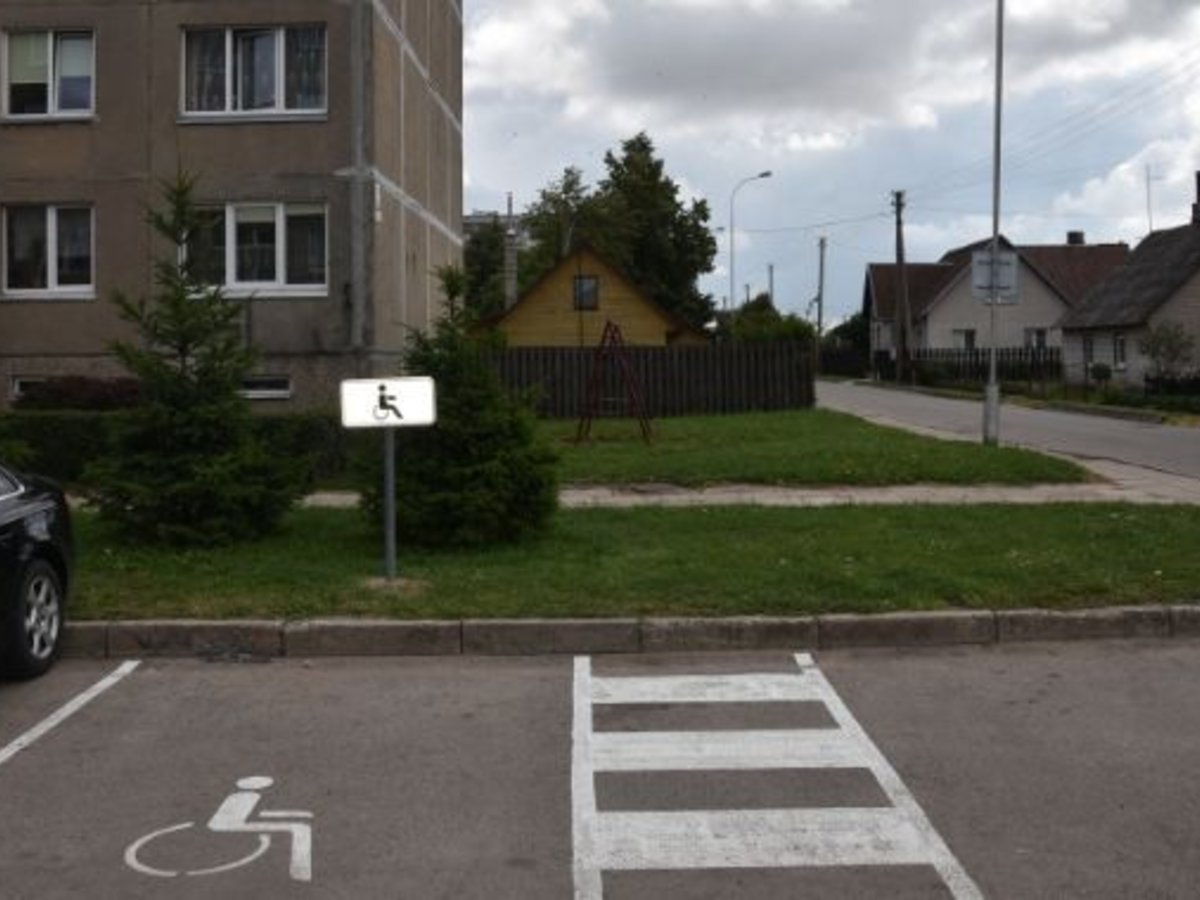 Daugiau automobilių stovėjimo vietų neįgaliesiems