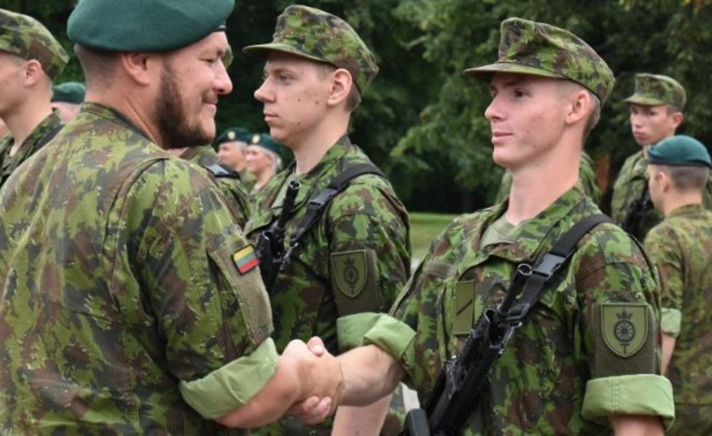 Tėvynei Lietuvai prisiekė nuolatinės privalomosios karo tarnybos kariai