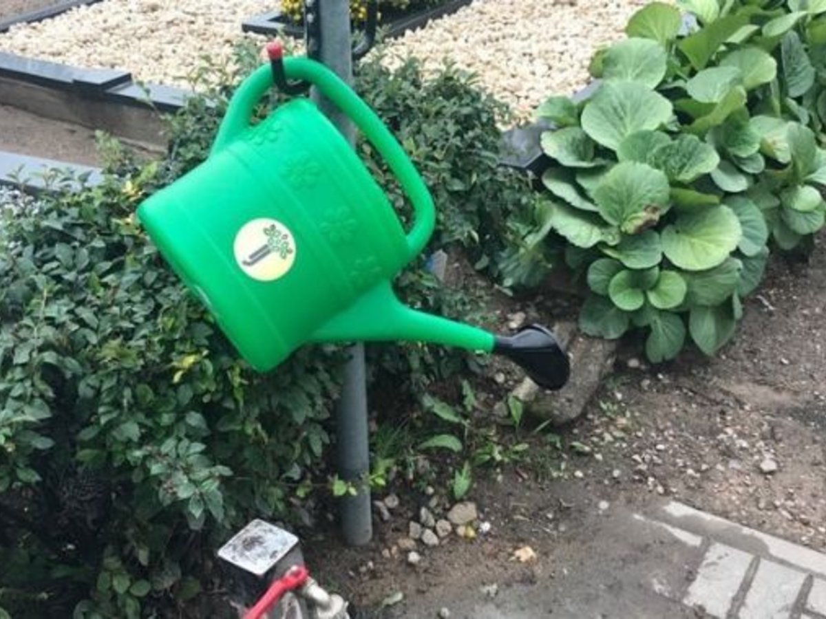 Visų patogumui - Marijampolės kapinėse įrengti stovai su laistytuvais