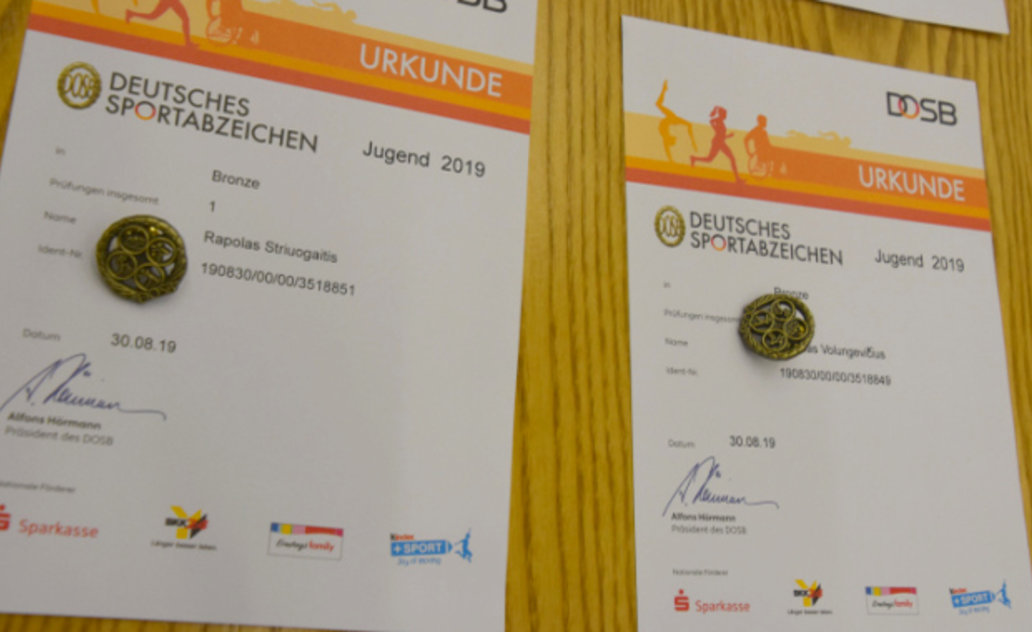 Įteikti Vokietijos olimpinio sporto federacijos ženkleliai