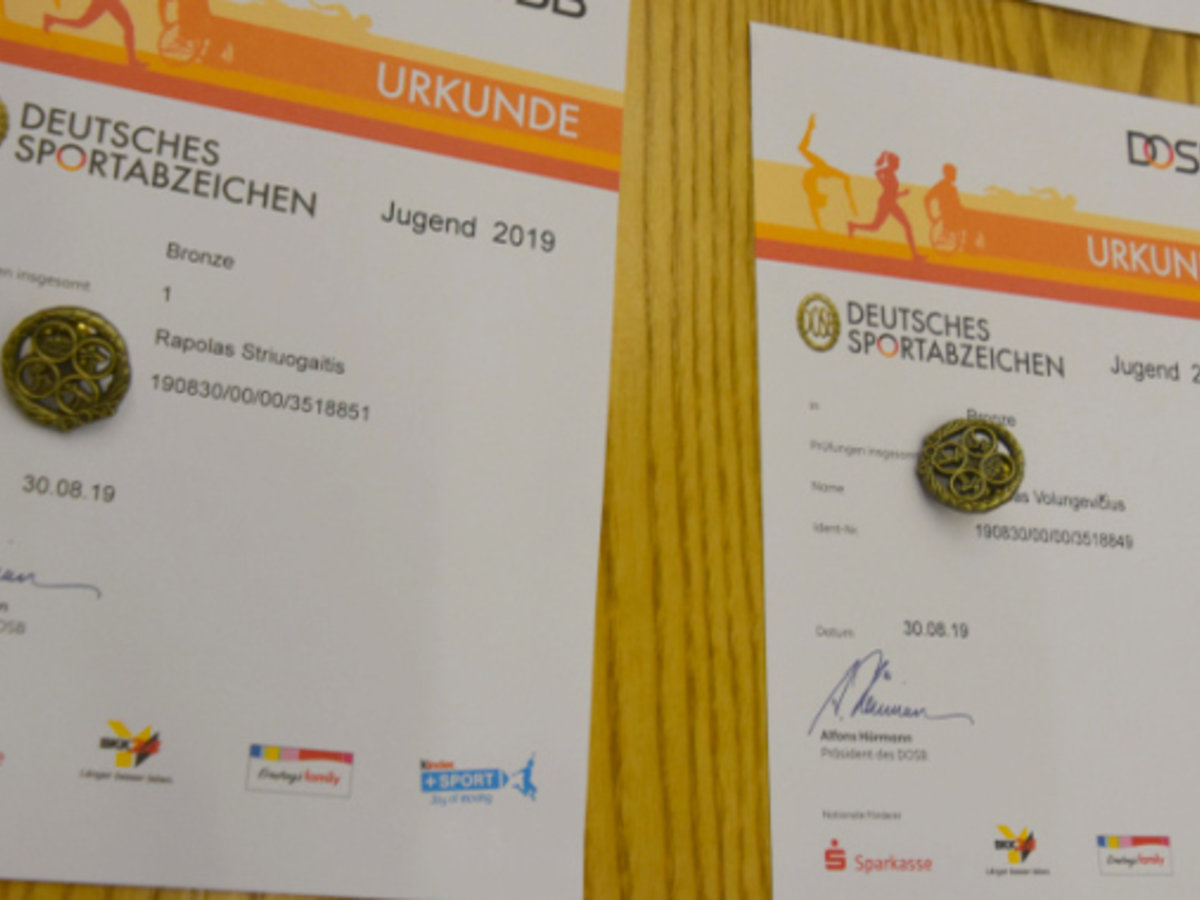 Įteikti Vokietijos olimpinio sporto federacijos ženkleliai