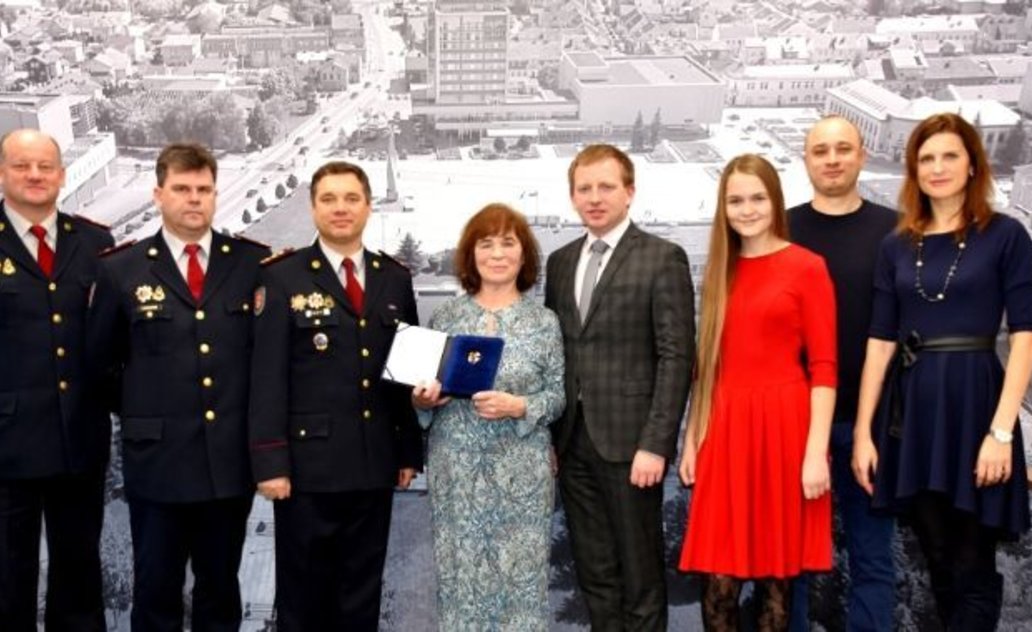 Marijampolietė apdovanota Valstybinės priešgaisrinės gelbėjimo tarnybos pasižymėjimo ženklu „Už...