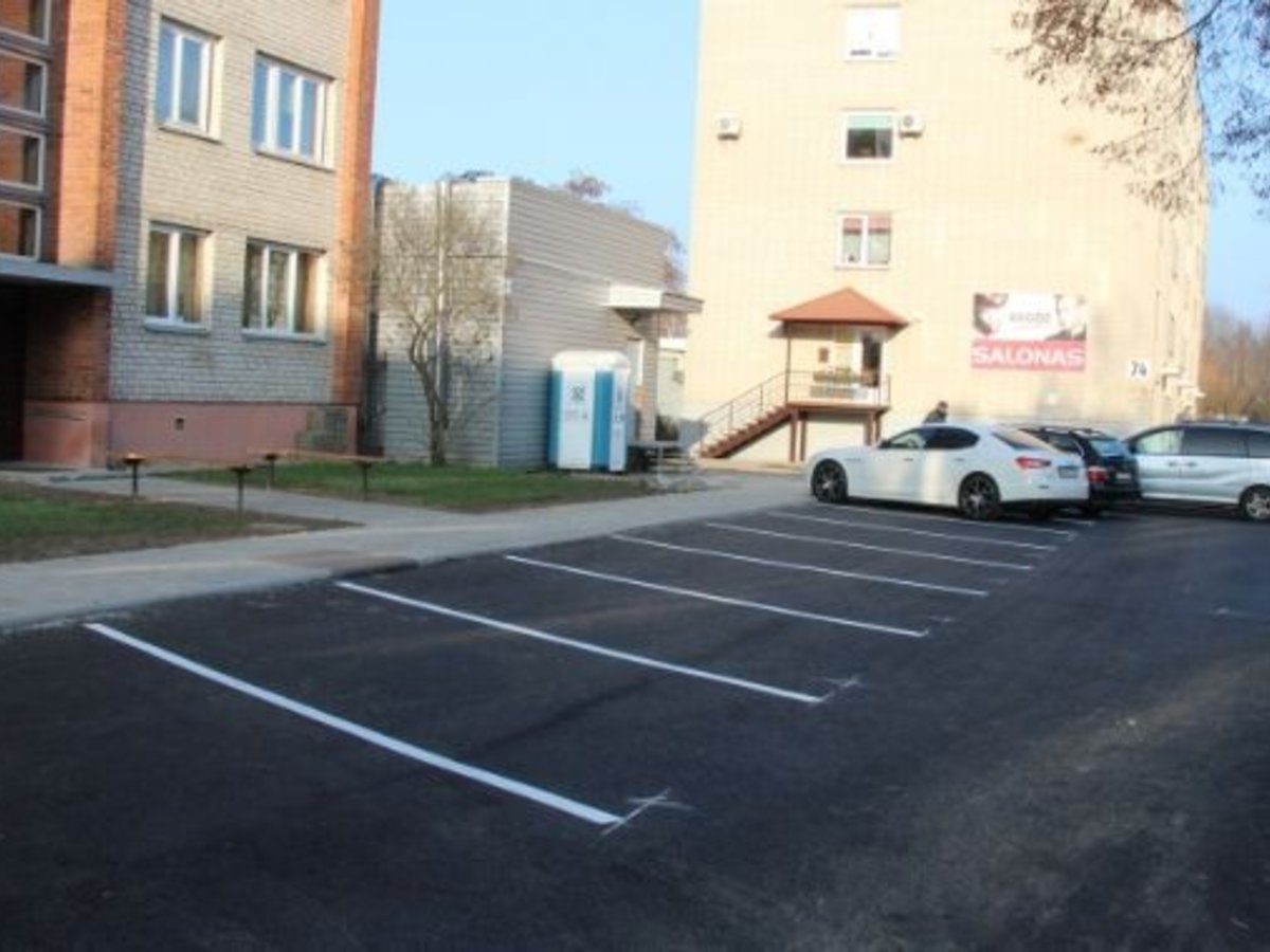 Sutvarkyta dar viena automobilių stovėjimo aikštelė Marijampolėje