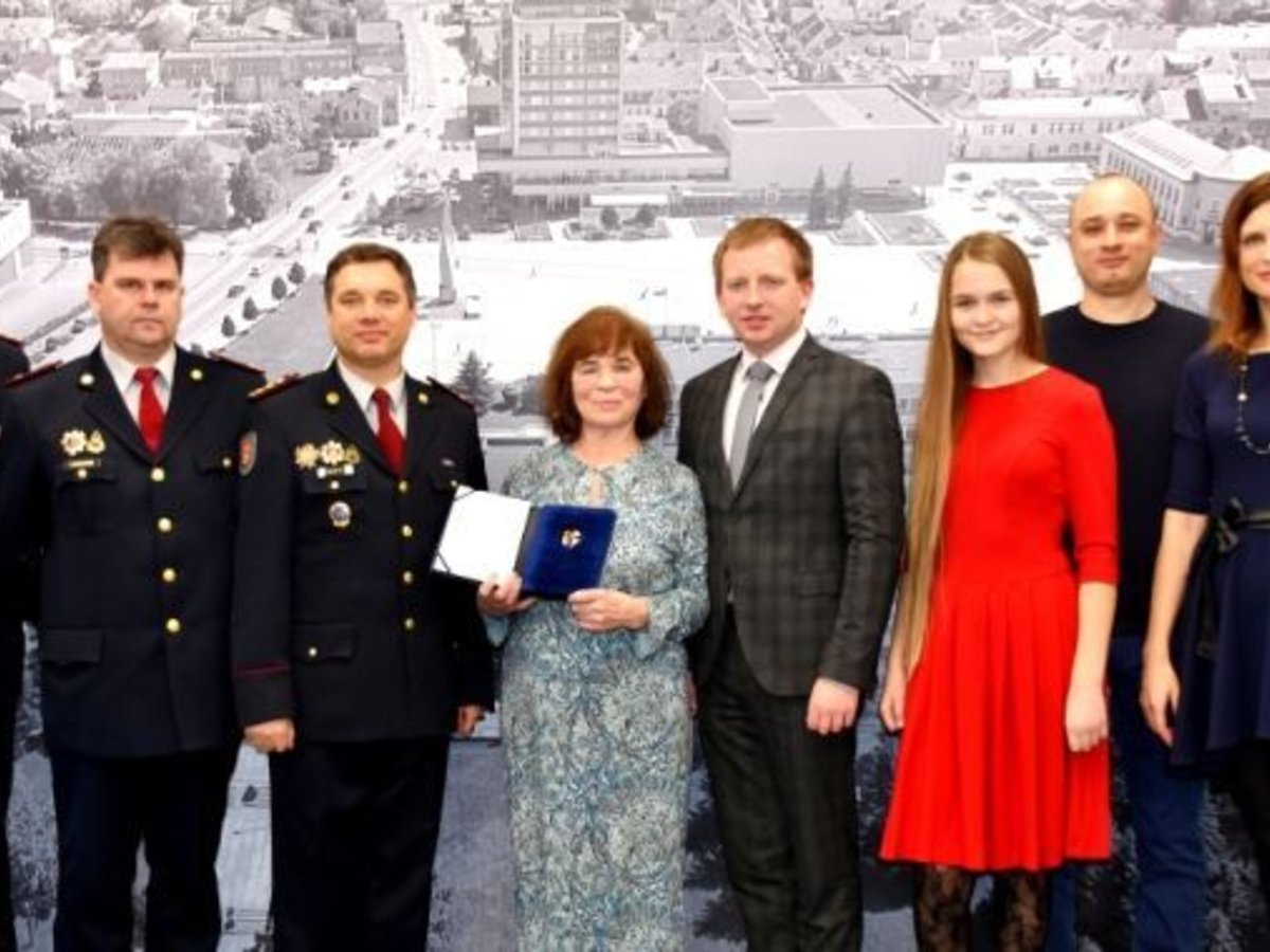 Marijampolietė apdovanota Valstybinės priešgaisrinės gelbėjimo tarnybos pasižymėjimo ženklu „Už...