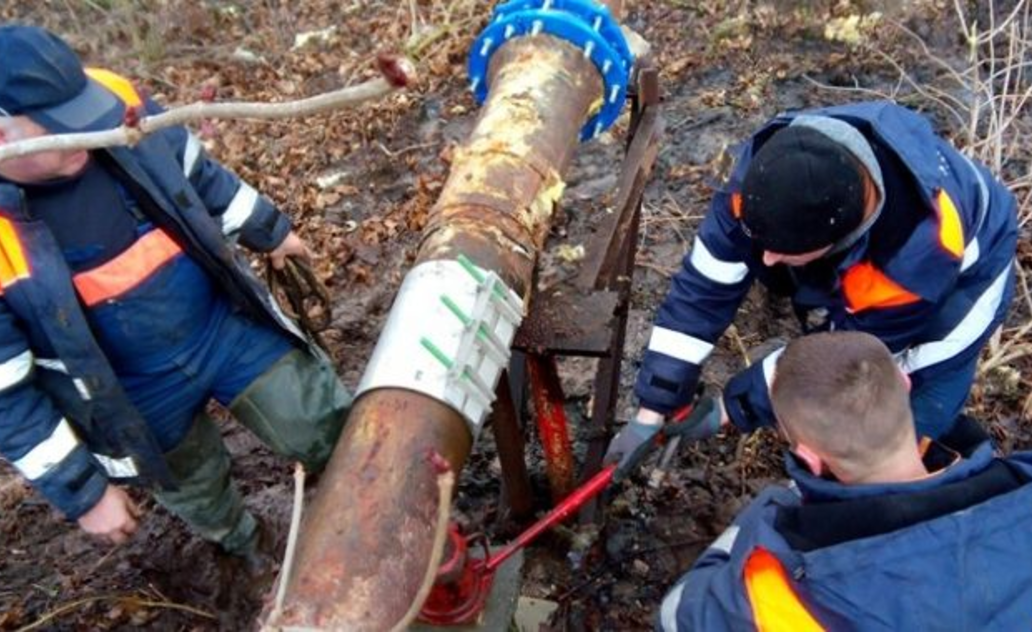 Galimai neatsargiai nupjautas medis pažeidė nuotekų vamzdį Želsvoje