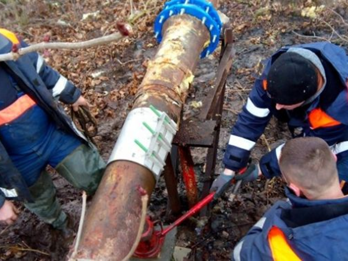Galimai neatsargiai nupjautas medis pažeidė nuotekų vamzdį Želsvoje