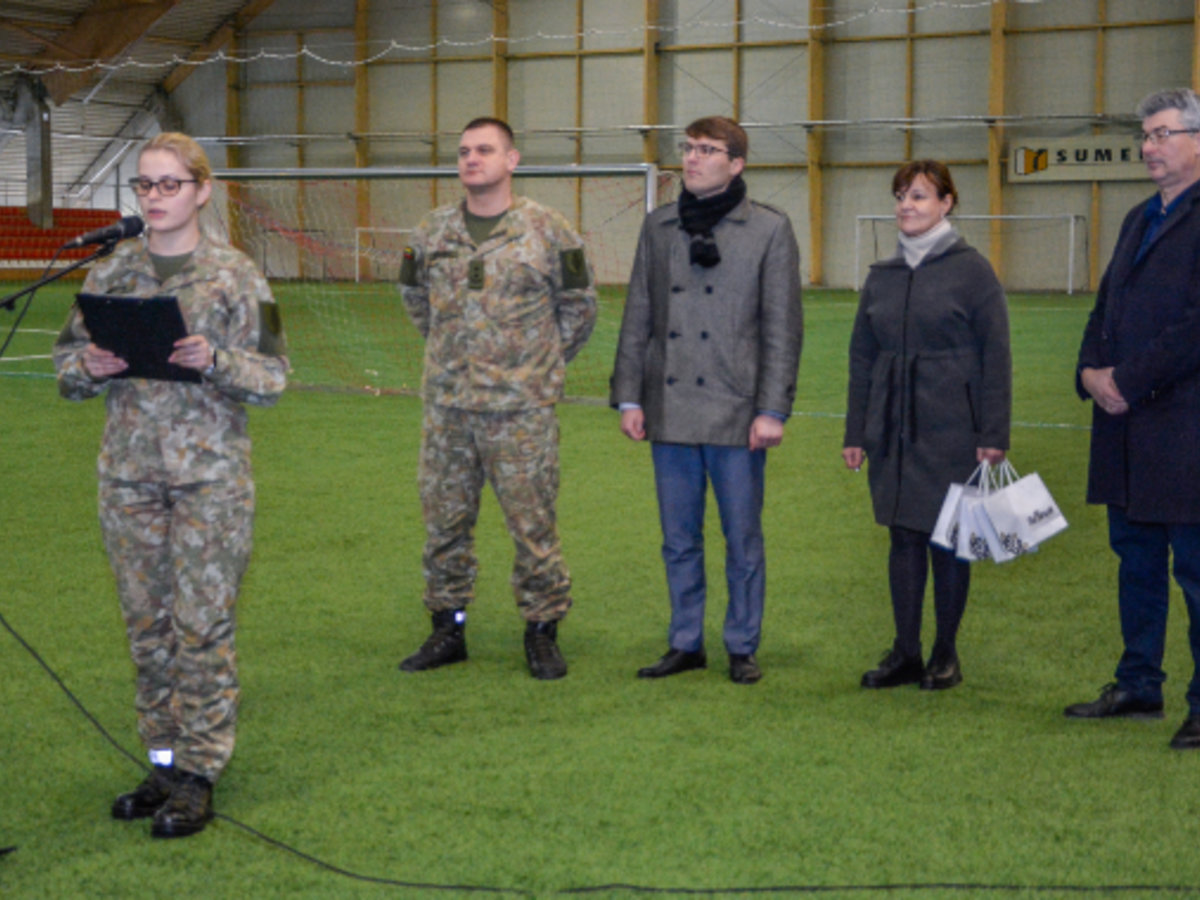 Kovo 11-osios futbolo turnyre varžėsi kariai ir pareigūnai