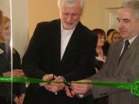 Išrinktas Marijampolės kolegijos direktorius V. Viliūnas ir Verslo ir technologijų fakulteto dekanas v. Beržanskas perkerpa simbolinę centro atidarymo juostelę