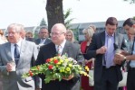 Gėlės tremtinių atminimui - administracijos direktorius Metas Ražinskas, mero pavaduotojas S. Valančius