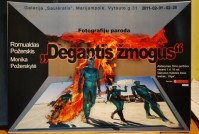 Parodos DEGANTIS ŽMOGUS afiša