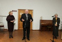 Bibliotekos kolektyvą sveikina meras V. Brazys, kairėje Kultūros sk. vedėja J. Zakaravičienė