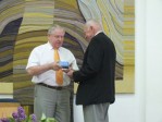 Administracijos direktorius M.Ražinskas  įteikia mobilųjį telefoną Kumelionių seniūnaičiui v. Barauskui