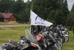 Festivalio vėliava tarp baikerių motociklų