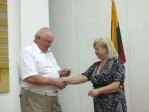 Mero V. Brazio tvirtas rankos paspaudimas ir pažymėjimas Sodų seniūnaitei V.Ambrazienei