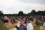 Jaukus sėdėjimas ant šieno ryšulių