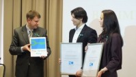 Programos atstovas įteikia sertifikatus ARVI valdybos nariui J. Kučinskui ir direktorei A. Tamkvaitytei