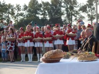 Puošniai apsirengusios meragitės - šventės dalyvės