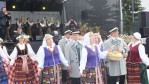 Šokėjai renginio atidaryme su rudens gėrybėmis