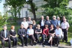 Svečiai  iš Lietuvos  Konstitucinio  Teismo ir  Lenkijos   Konstitucinio Tribunolo  marijonų vienuolyno kiemelyje  su Šv. arkangelo Mykolo bazilikos parapijos klebonu A. Šidlausku