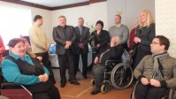 Savivaldybės atstovai ir Seimo narys bendrauja su neįgaliaisiais