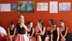 Šokėjos prie piešinių parodos