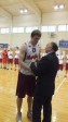 skyriaus vedėjas V. Papečkys apdovanoja naudingiausią žaidėją M. Užupį